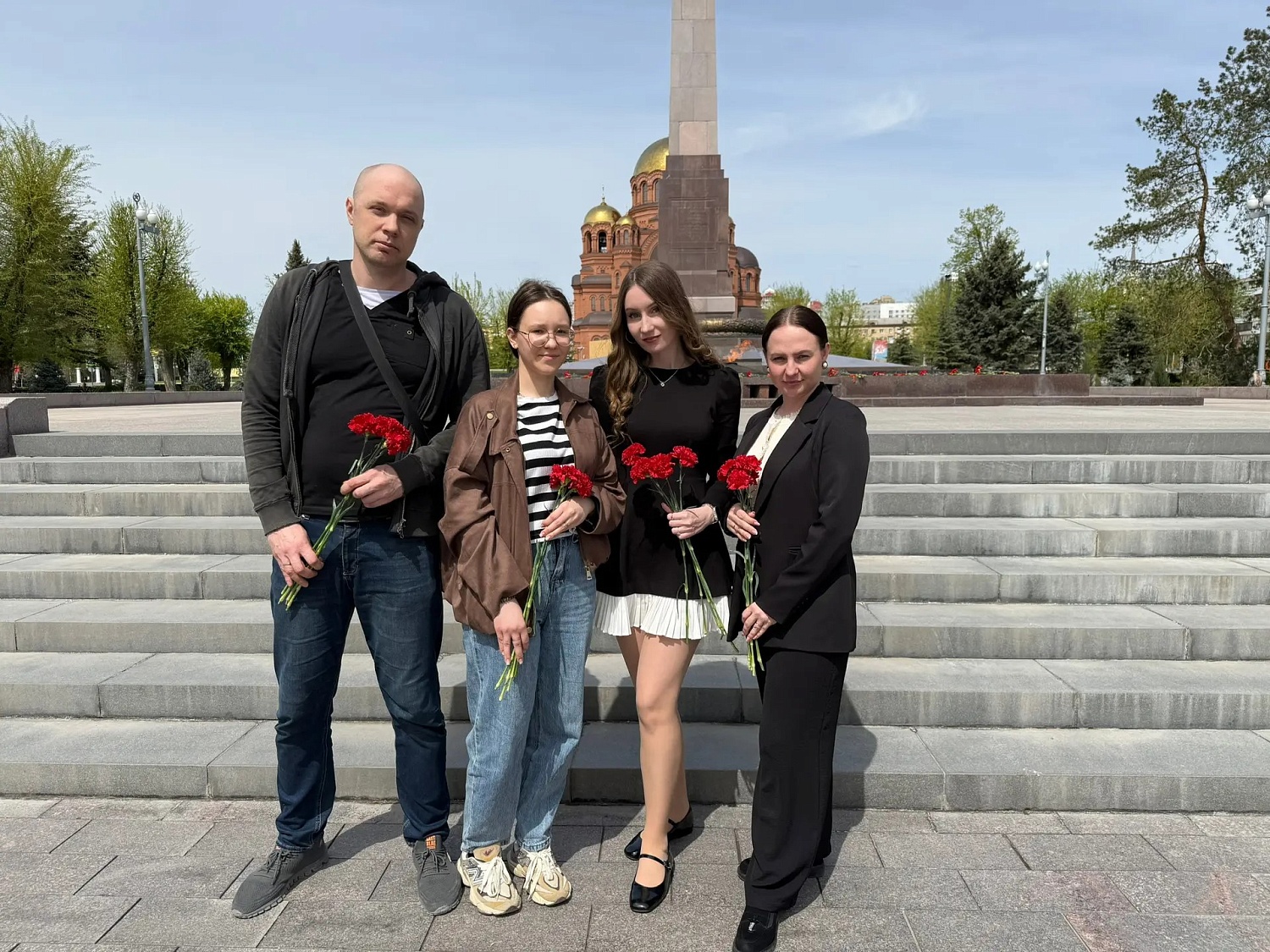 Члены Молодёжного совета Центра реабилитации СФР «Волгоград» возложили цветы к Вечному огню